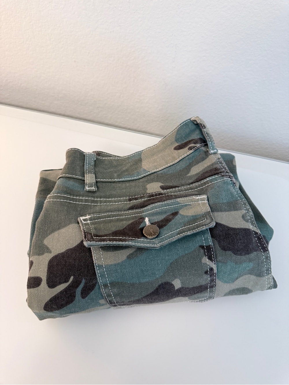 Flamingals NWT Camo Wide Leg Utility Cargo Jeans Size Medium - Picture 8 of 8